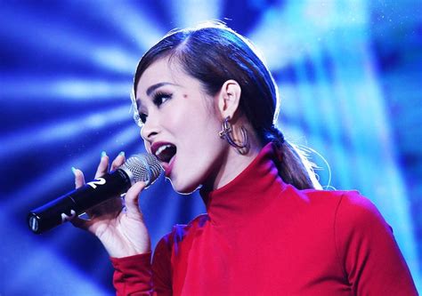 Zaniest Fan Frenzy: Vietnamese Pop Star Zahn's Explosive Concert Comeback!